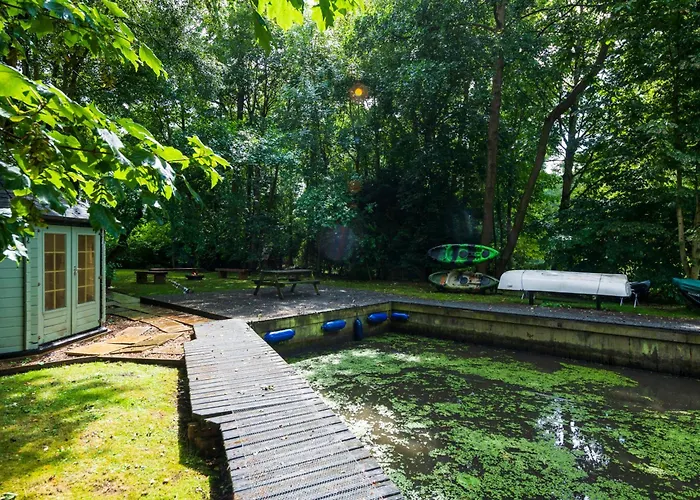 Waterside Cottage - Hot Tub, Mooring, Arcade, Bar