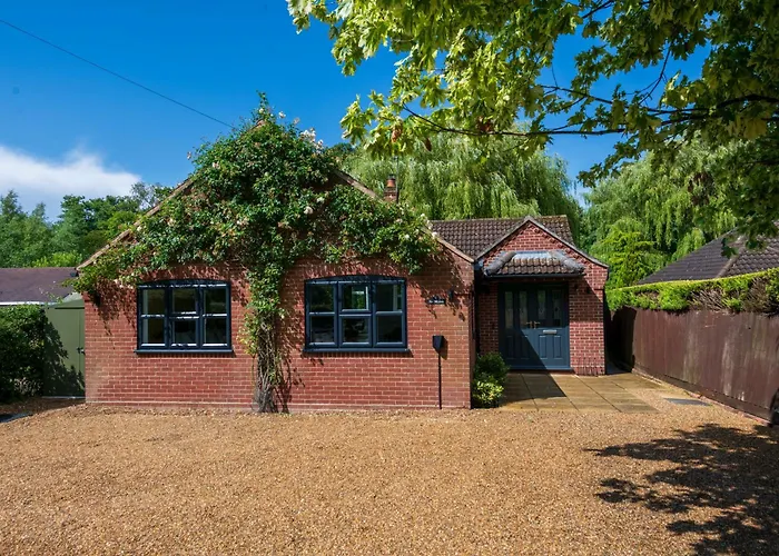 Waterside Cottage - Hot Tub, Mooring, Arcade, Bar