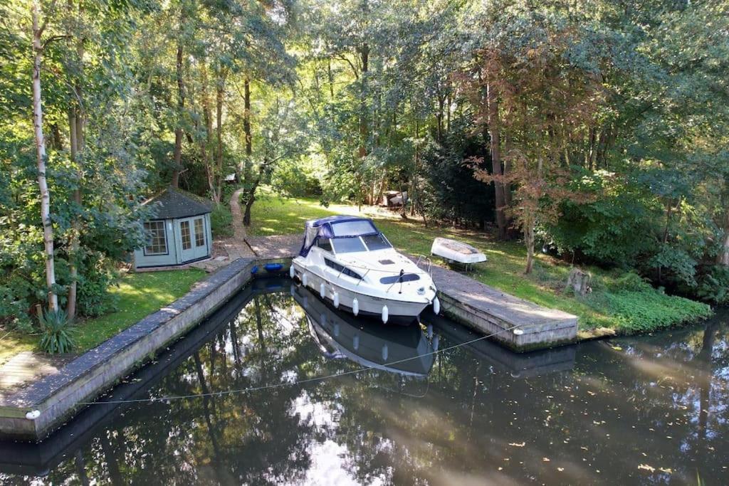 Waterside - Hot Tub, Mooring, Arcade, Bar Holiday home Neatishead