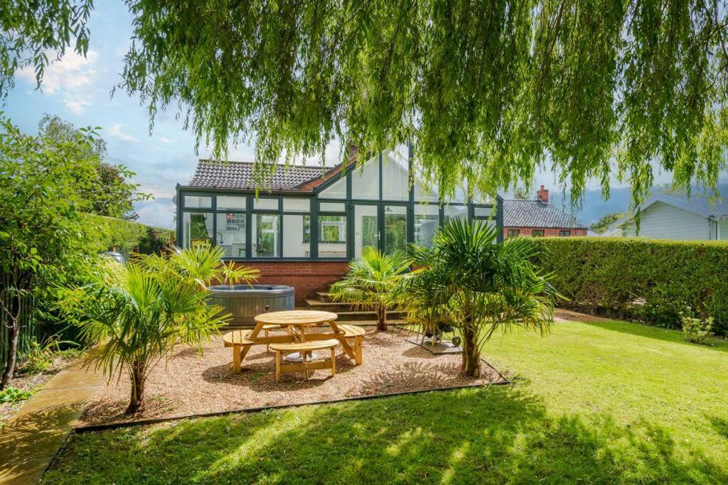 Waterside - Hot Tub, Mooring, Arcade, Bar Holiday home Neatishead