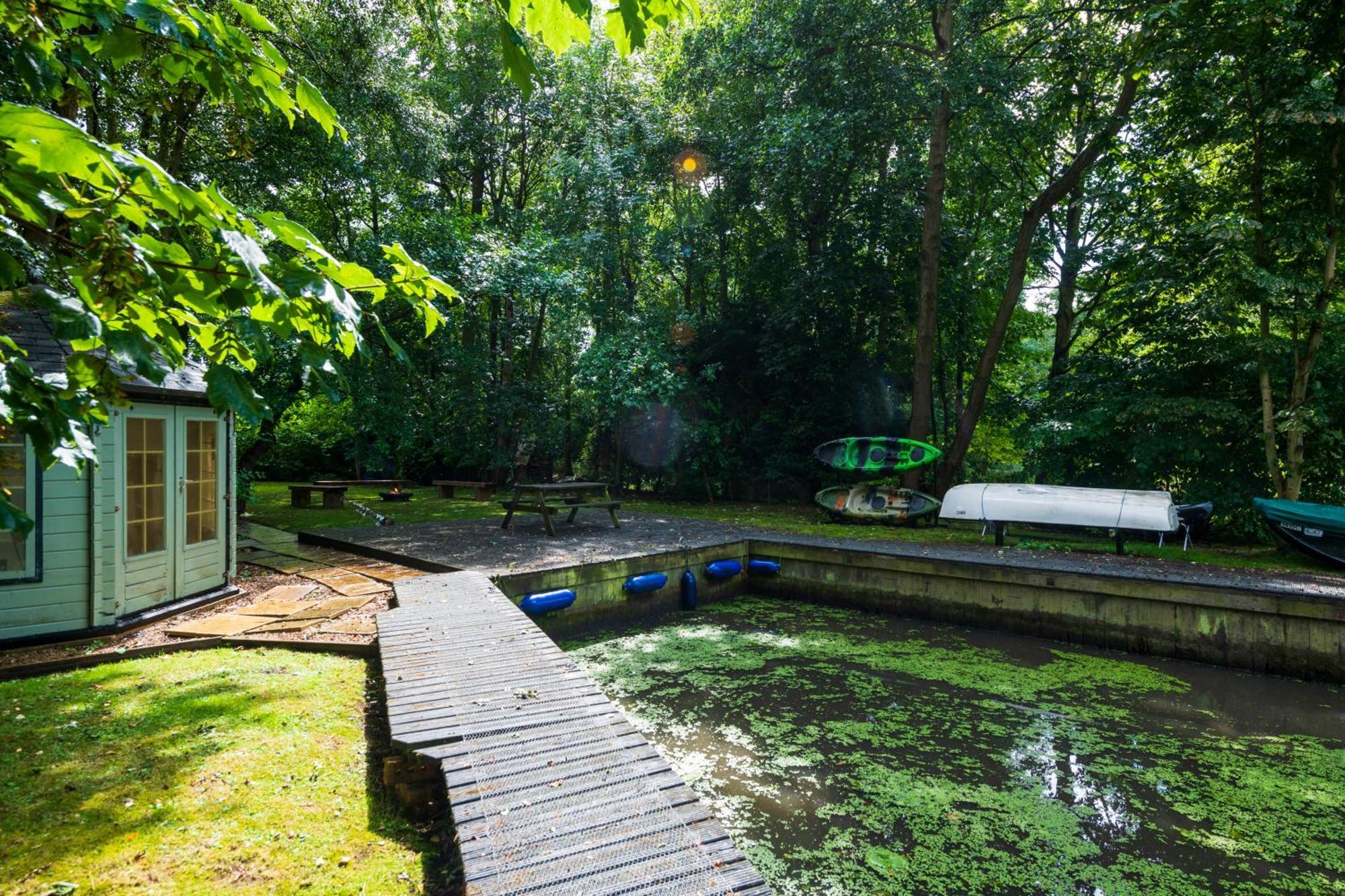 Waterside - Hot Tub, Mooring, Arcade, Bar Holiday home