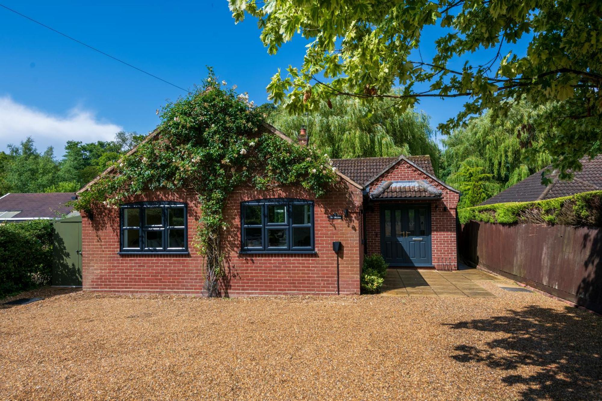 Waterside - Hot Tub, Mooring, Arcade, Bar Holiday home Neatishead